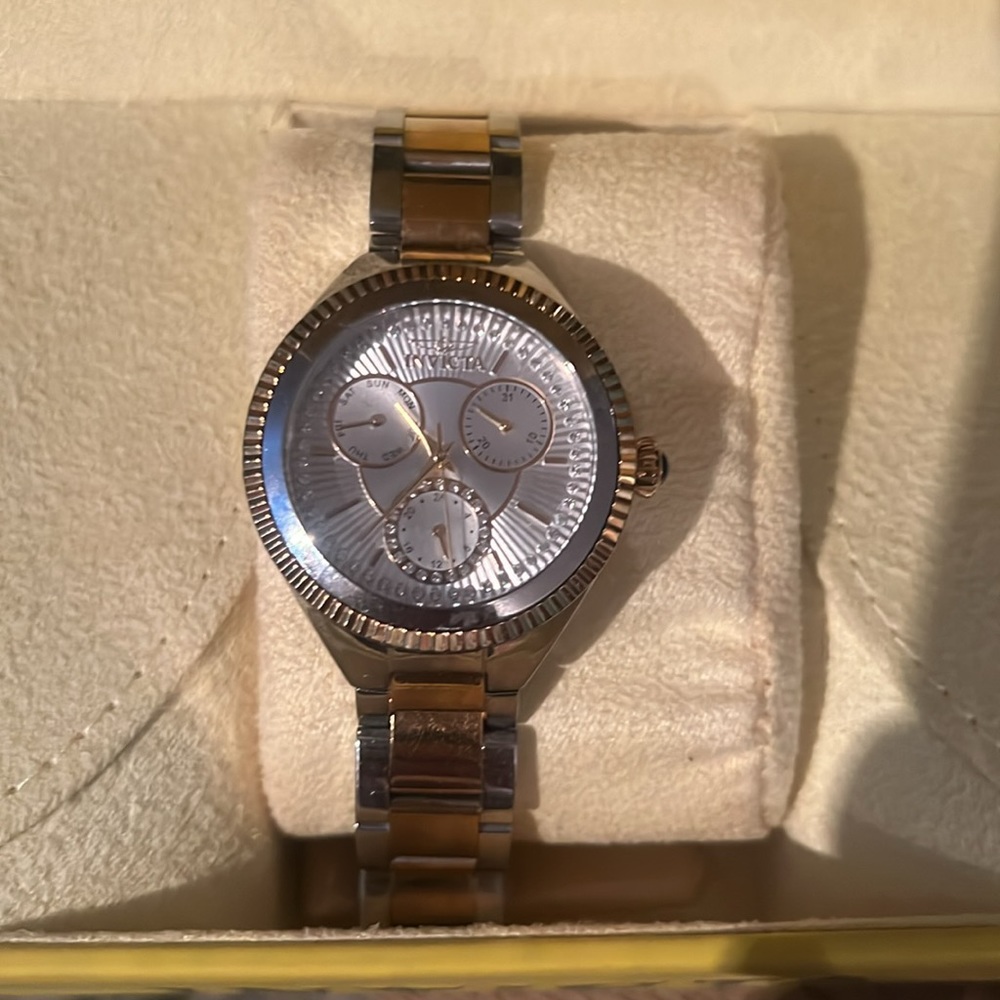 Invicta woman’s watches & matching bracelets - Picture 6 of 8